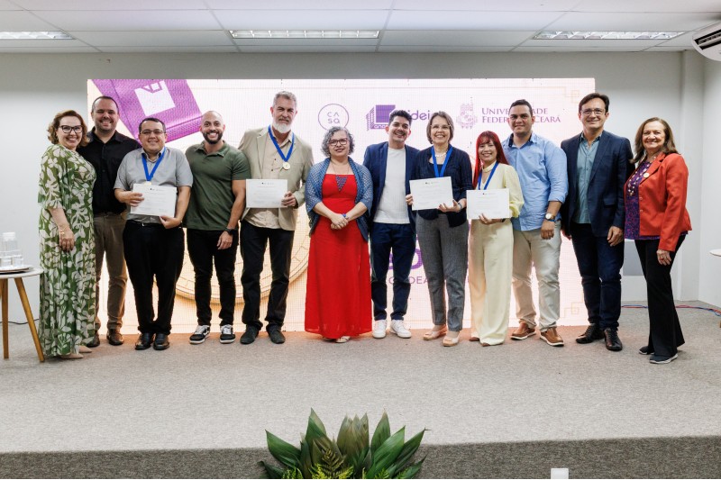 Professores da UFC recebendo homenagem no evento Mentores de Doc&ecirc;ncia