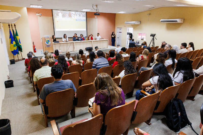 Pessoas sentados nos assentos do audit&oacute;rio da Faculdade de Educa&ccedil;&atilde;o da UFC