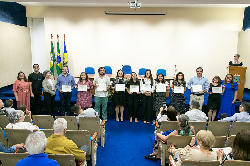 V&aacute;rios servidores recebendo certifica&ccedil;&atilde;o no Audit&oacute;rio da Reitoria