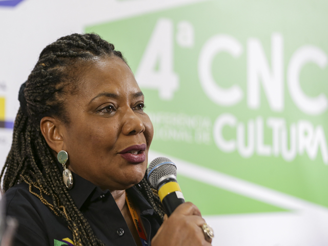 A ministra da Cultura, Magareth Menezes, fala ao microfone em evento