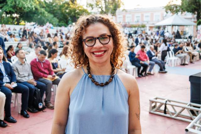 A servidora técnico-administrativa Mariane Gondim posa para foto
