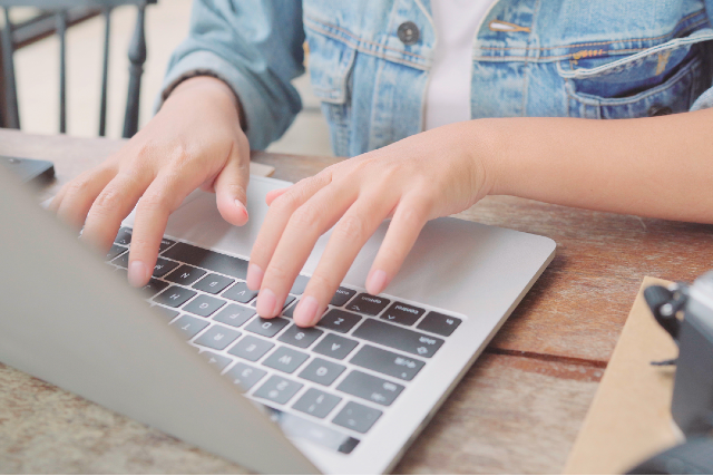 M&atilde;os brancas digitam em teclado de laptop