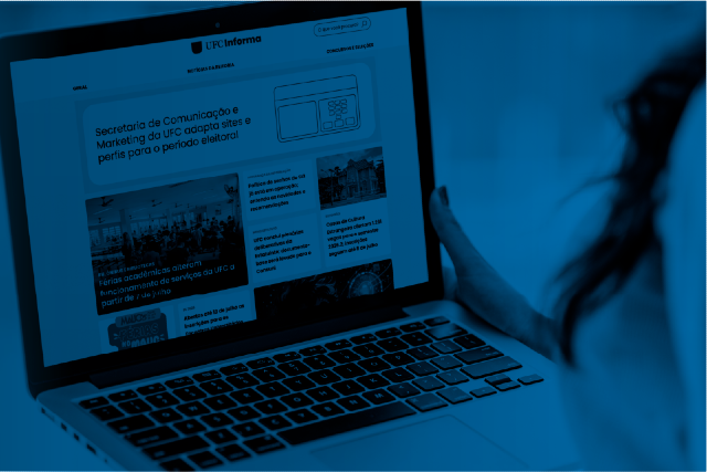 Mockup em filtro azul da p&aacute;gina inicial do site ufcinforma.ufc.br em laptopu