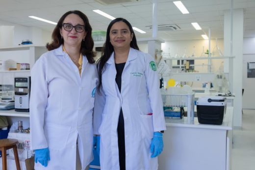 Duas pesquisadoras em laboratório