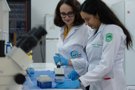 Duas pesquisadoras em laboratório